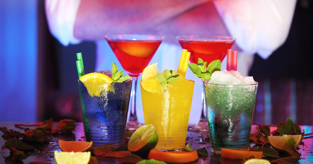 Cocktails au verre à mélange