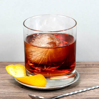 Cocktail Bobby Burns avec un zeste de citron