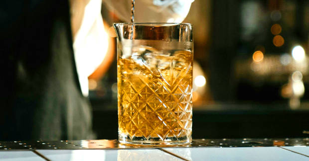 cocktails au verre à mélange